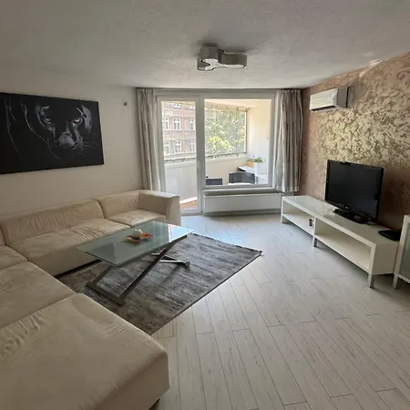 No Taxi Needed With Parking Appartement *